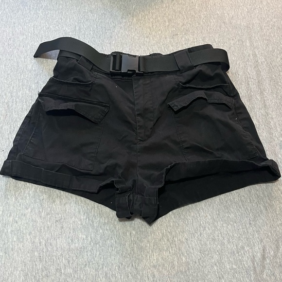 High-Waisted Cargo Shorts - Picture 3 of 3